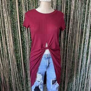 Casual Burgundy Ribbed Knit Short Sleeve Tunic Top with Front Twist